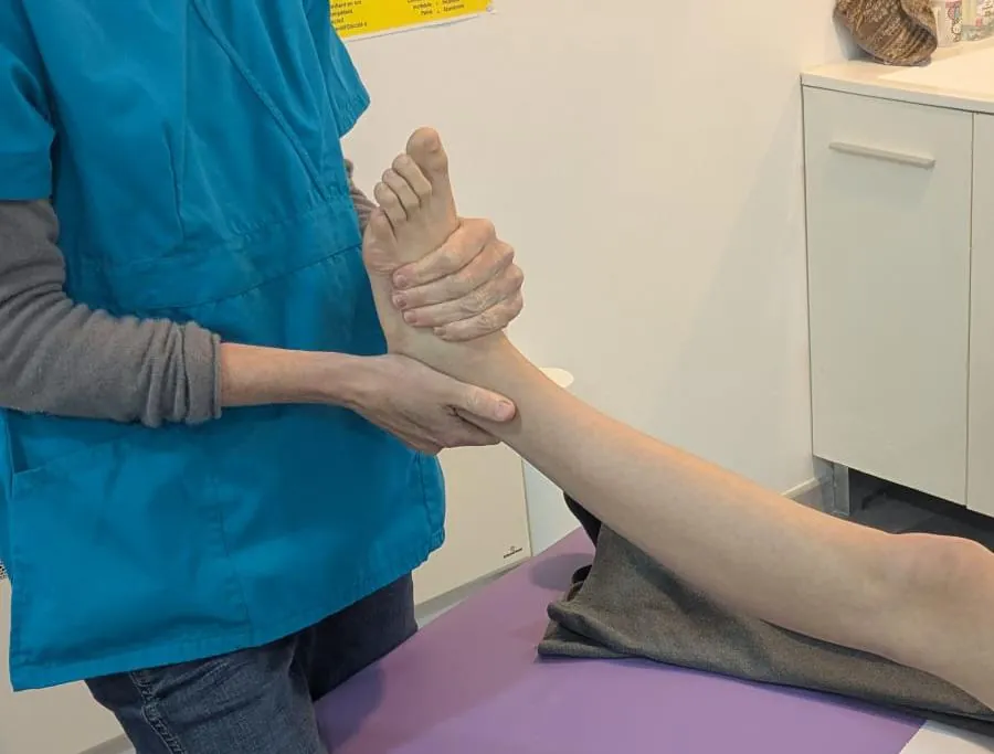 Séance d'ostéopathie — mobilisation de la cheville